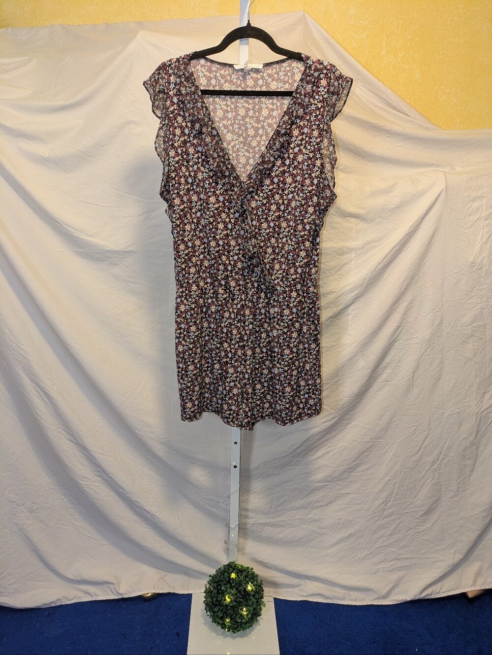 BCBGeneration Floral Ruffle Surplice Short Romper with Pockets - Size Large